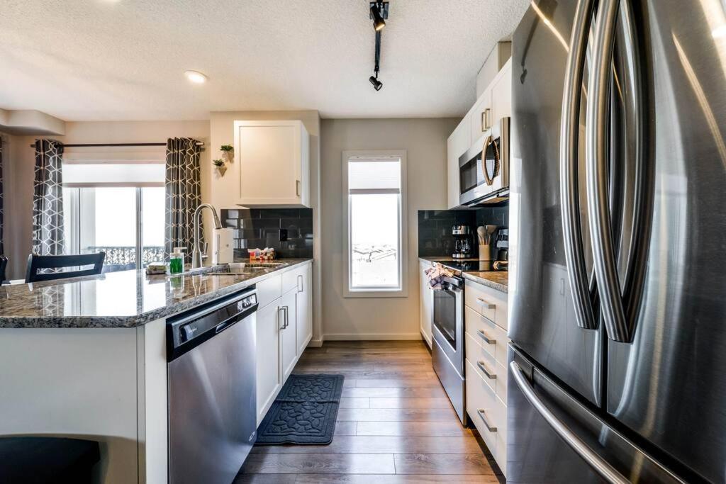 Bright Luxe Condo, Ac, Top Floor, King Bed, Balcony! Έντμοντον Εξωτερικό φωτογραφία