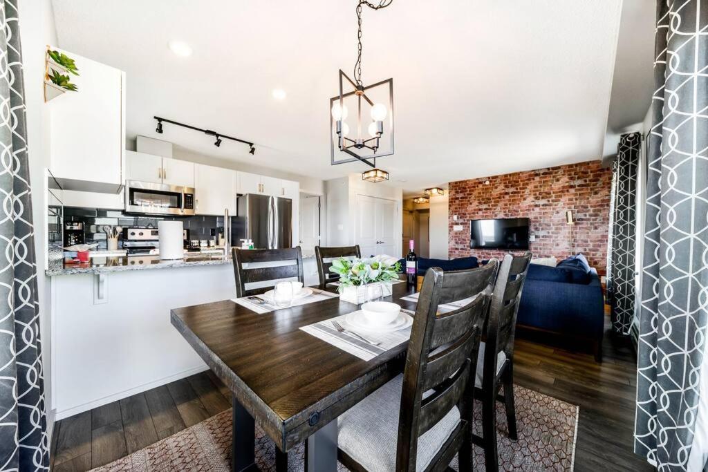 Bright Luxe Condo, Ac, Top Floor, King Bed, Balcony! Έντμοντον Εξωτερικό φωτογραφία