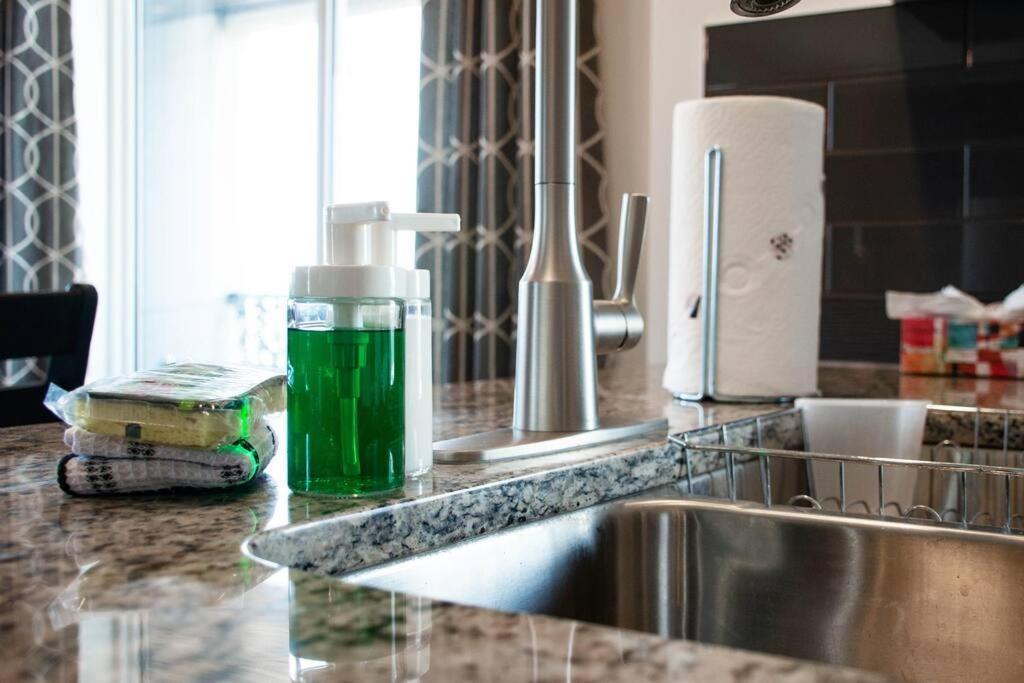 Bright Luxe Condo, Ac, Top Floor, King Bed, Balcony! Έντμοντον Εξωτερικό φωτογραφία
