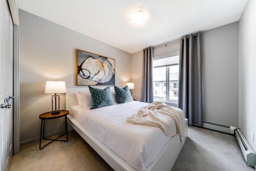 Bright Luxe Condo, Ac, Top Floor, King Bed, Balcony! Έντμοντον Εξωτερικό φωτογραφία