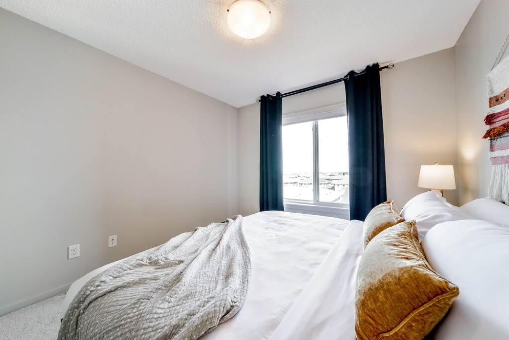 Bright Luxe Condo, Ac, Top Floor, King Bed, Balcony! Έντμοντον Εξωτερικό φωτογραφία