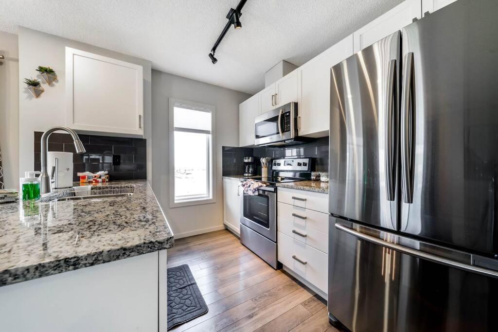 Bright Luxe Condo, Ac, Top Floor, King Bed, Balcony! Έντμοντον Εξωτερικό φωτογραφία
