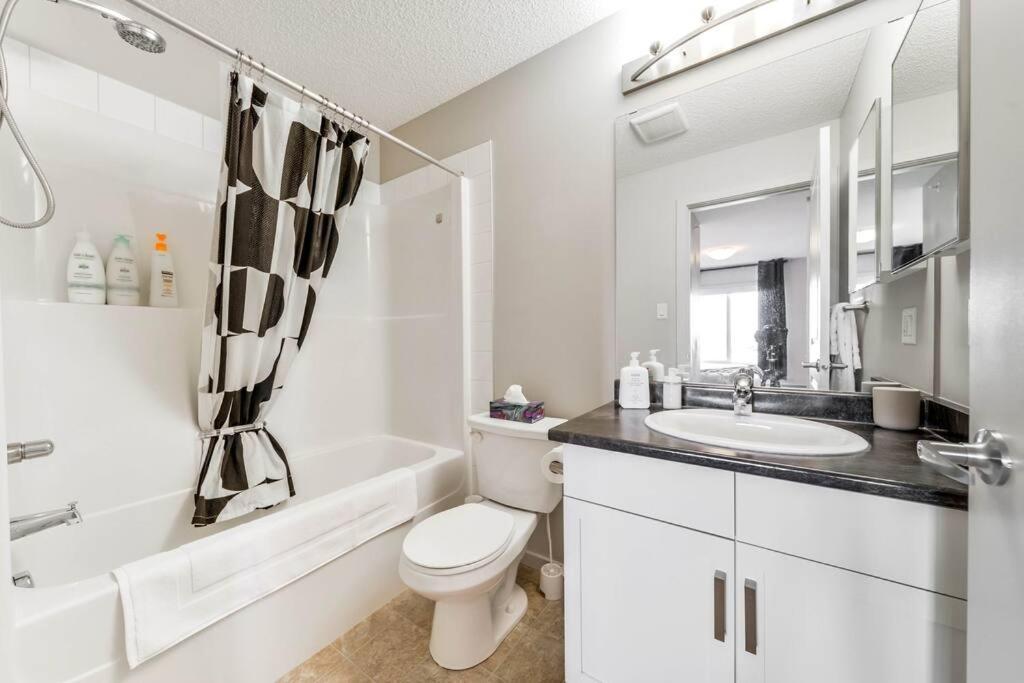 Bright Luxe Condo, Ac, Top Floor, King Bed, Balcony! Έντμοντον Εξωτερικό φωτογραφία