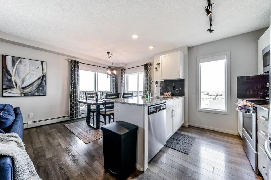 Bright Luxe Condo, Ac, Top Floor, King Bed, Balcony! Έντμοντον Εξωτερικό φωτογραφία
