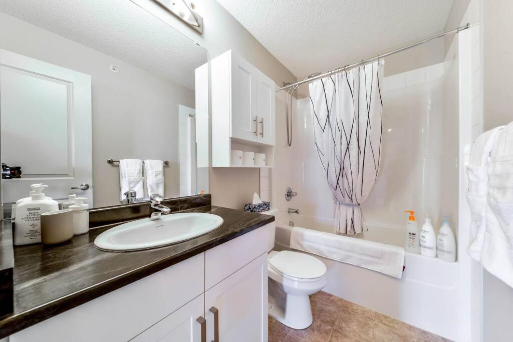 Bright Luxe Condo, Ac, Top Floor, King Bed, Balcony! Έντμοντον Εξωτερικό φωτογραφία