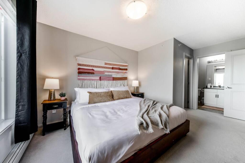 Bright Luxe Condo, Ac, Top Floor, King Bed, Balcony! Έντμοντον Εξωτερικό φωτογραφία