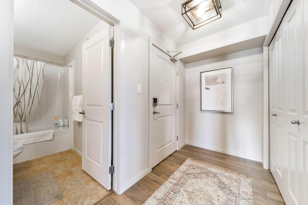 Bright Luxe Condo, Ac, Top Floor, King Bed, Balcony! Έντμοντον Εξωτερικό φωτογραφία