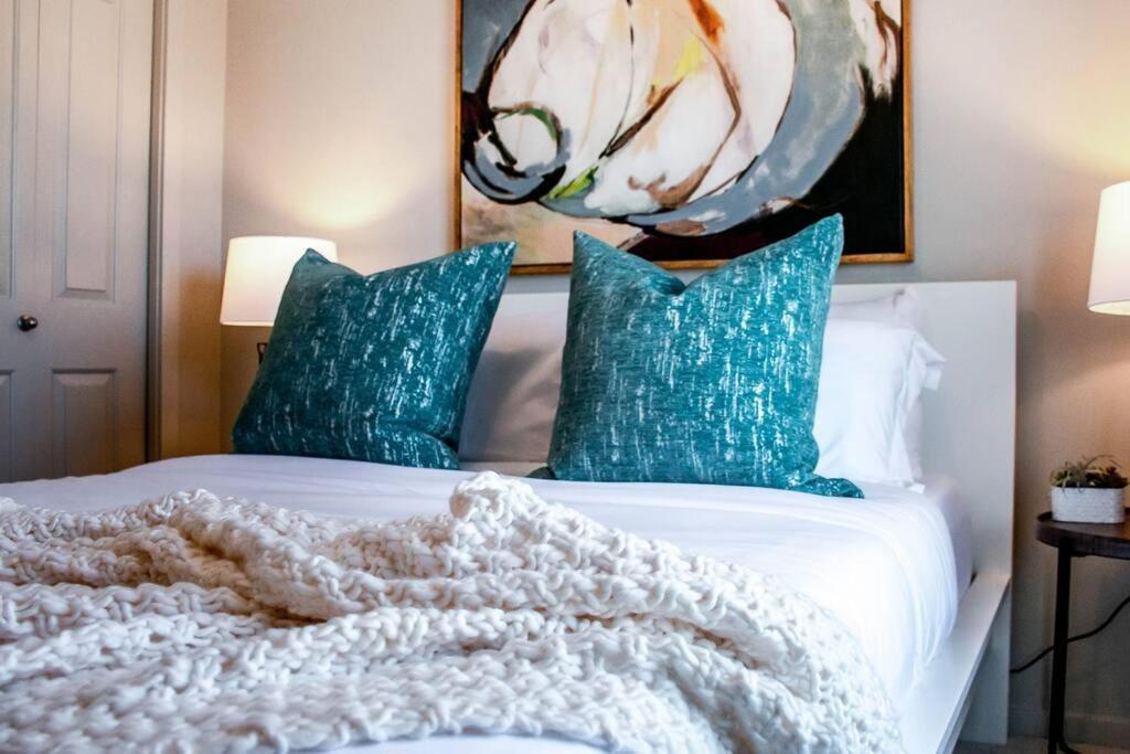 Bright Luxe Condo, Ac, Top Floor, King Bed, Balcony! Έντμοντον Εξωτερικό φωτογραφία